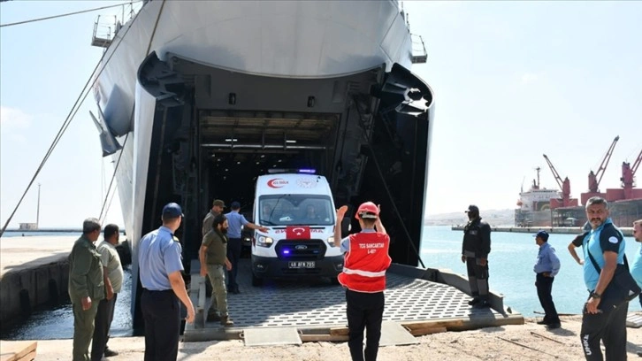 TCG Sancaktar ve TCG Bayraktar'ın Libya'ya ulaştırdığı yardım malzemeleri yetkililere tesl