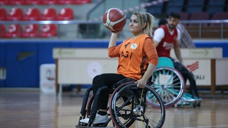 Tekerlekli sandalye basketbol takımının tek kadın sporcusu, şampiyonluk için ter döküyor