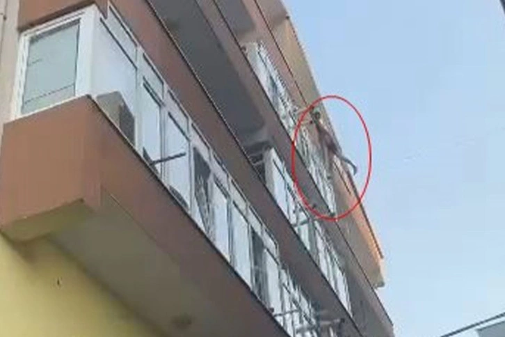 Tekirdağ'da şoke eden görüntüler: Camdan aşağı kendini sarkıtırken yakalandı