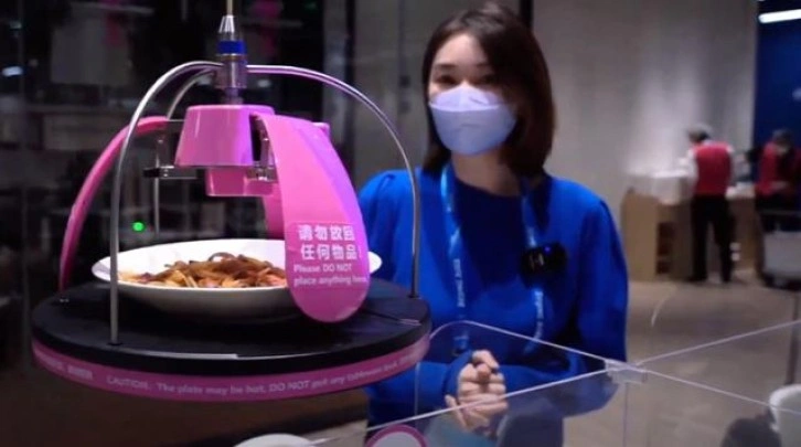 Teknolojide son nokta! Beijing Kış Olimpiyatları'na robot garsonlar ve şefler damga vurdu