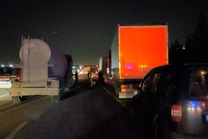 TEM Otoyolu Kocaeli geçişinde 7 araçlı zincirleme kaza