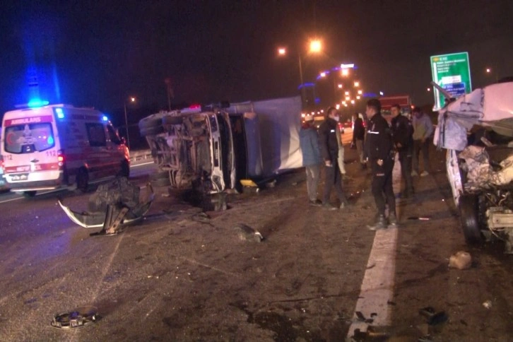 TEM Otoyolu'nda hafif ticari araç kamyonete arkadan çarptı: 4 yaralı