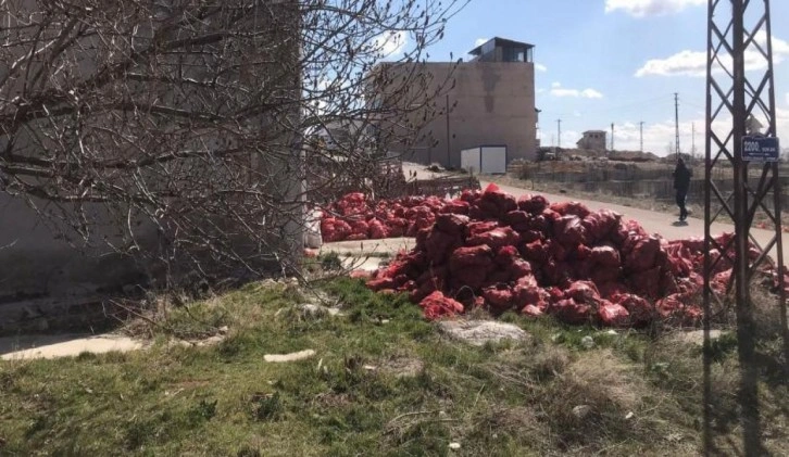 Tepki çeken olay! Ankara'da yol kenarına atılmış yüzlerce çuval soğan bulundu