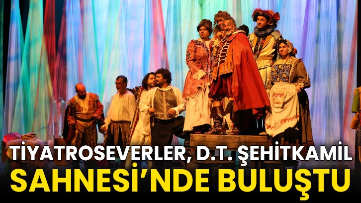 Tiyatroseverler, D.T. Şehitkamil Sahnesi’nde Buluştu