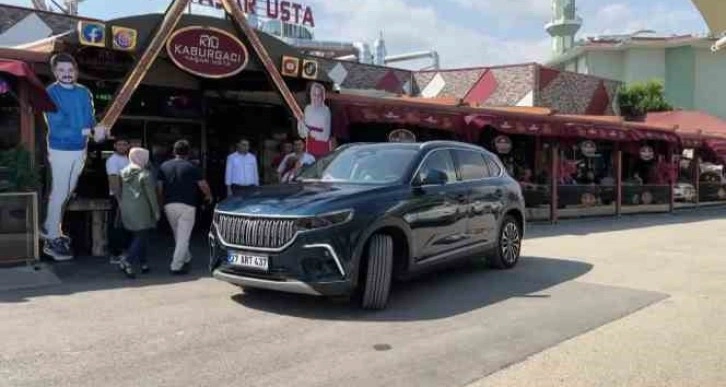 Togg’u teslim alıp kebapçıya gitti