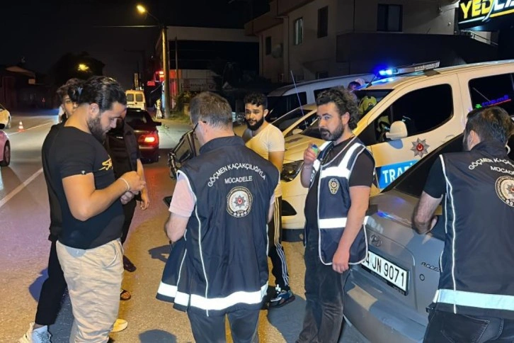 Trafik ekiplerinin dikkatinden kaçmadı, 5 kaçak göçmen yakalandı