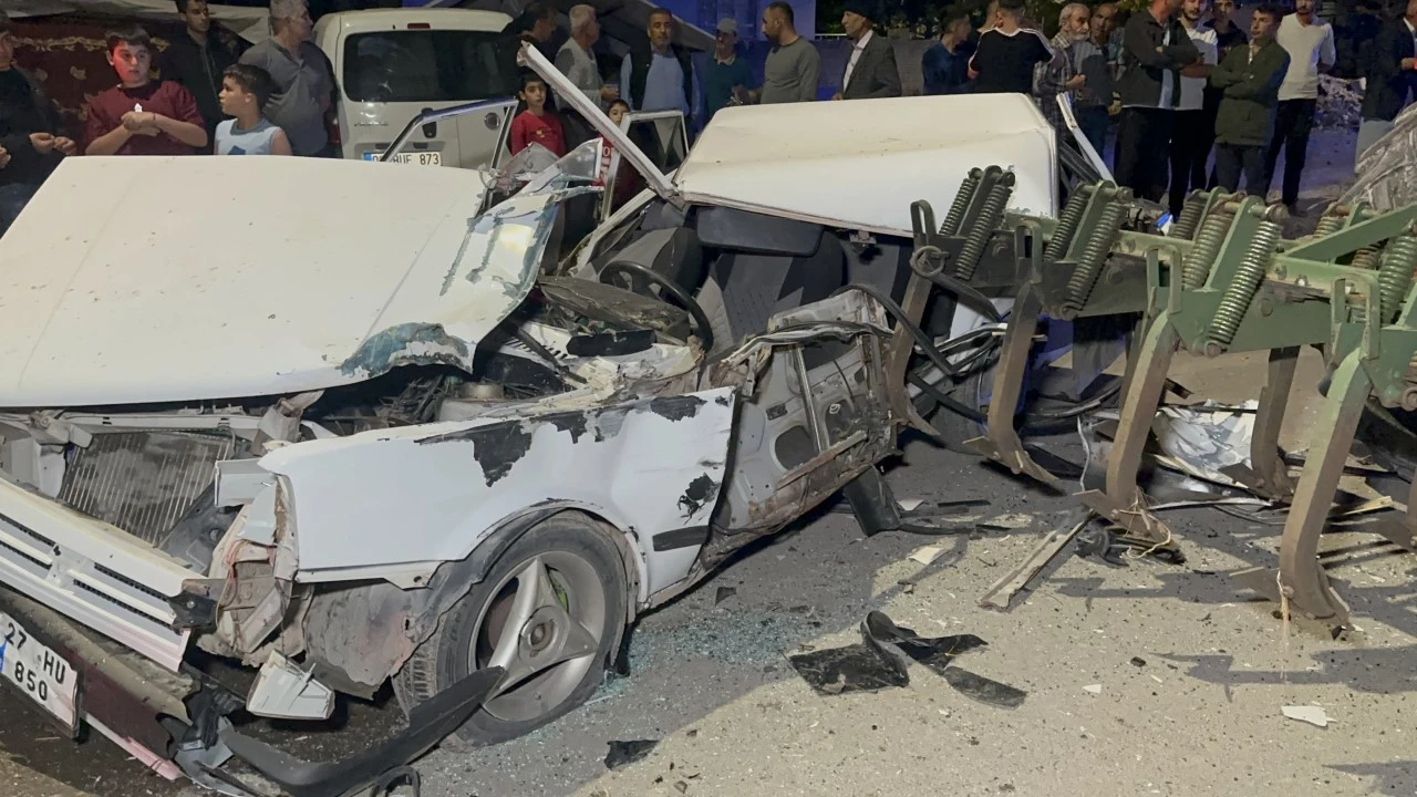 Traktör pulluğu çarptığı otomobili adeta parçaladı: 1 ağır yaralı