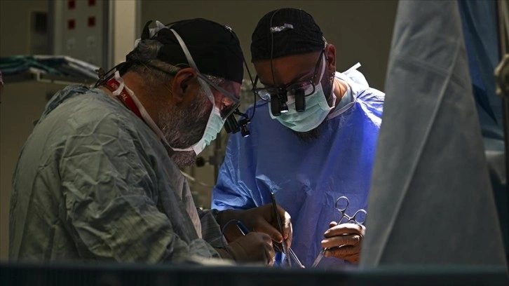 Türk cerrahların yaptığı robotik kalp ameliyatlarını yabancı hekimler de canlı izledi