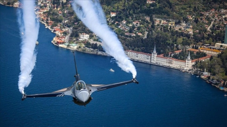 Türk Hava Kuvvetleri, TEKNOFEST kapsamında İstanbul semalarında selamlama uçuşu yaptı