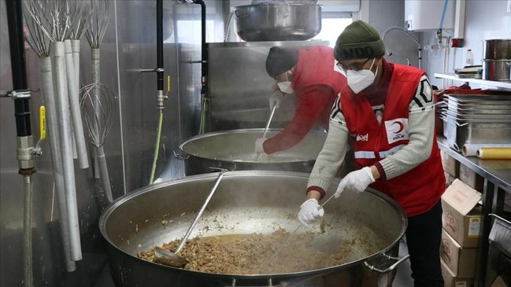 Türk Kızılay Elbistan'da günlük 100 bin porsiyon yemek çıkarıyor