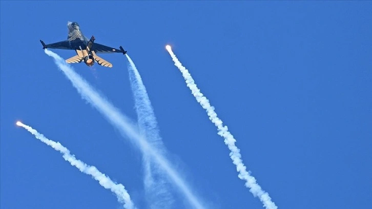 Türk pilotlar, hava gösterileriyle TEKNOFEST'e katılanları büyüledi