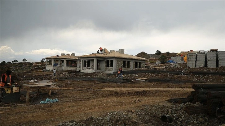 Türkoğlu'ndaki köy tipi afet evleri projesinde 5 evin kaba inşaatı tamamlandı