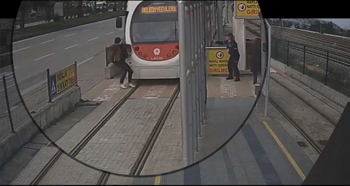 Turnikeye takılan riskli vatandaşlar ve tramvay kazaları kamerada
