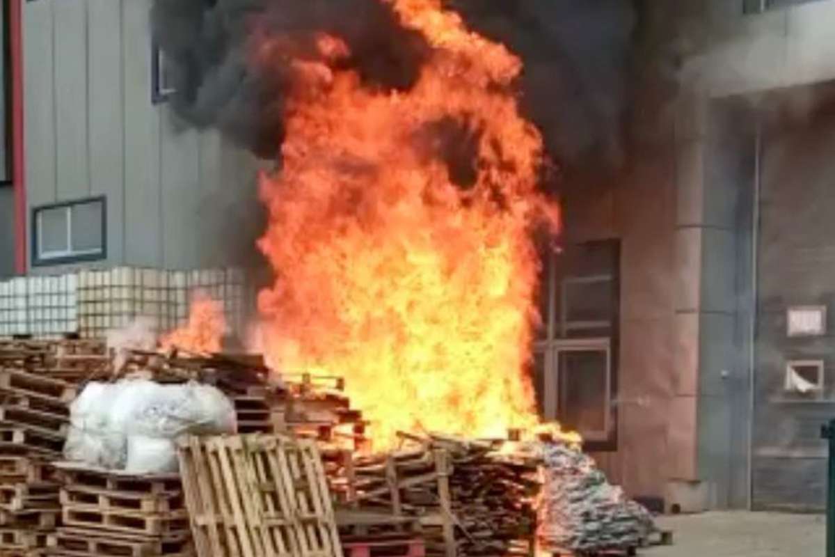 Tuzla'da kozmetik fabrikasında yangın çıktı