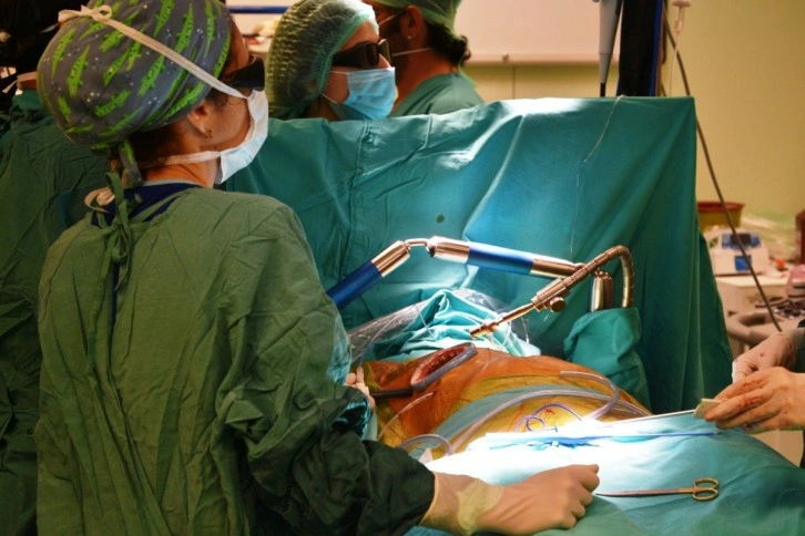 Üç boyutlu görüntüleme ile 4 santimlik kesiden kalp kapağı ameliyatı