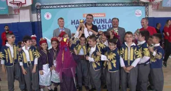 Ümraniye Belediyesi Geleneksek Halk Oyunları’nda ödüller sahiplerini buldu