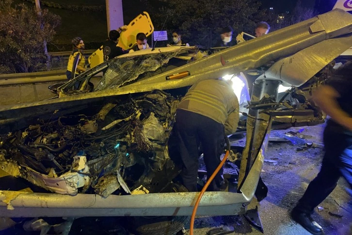 Ümraniye’de feci kaza: Bariyerlere ok gibi saplandı