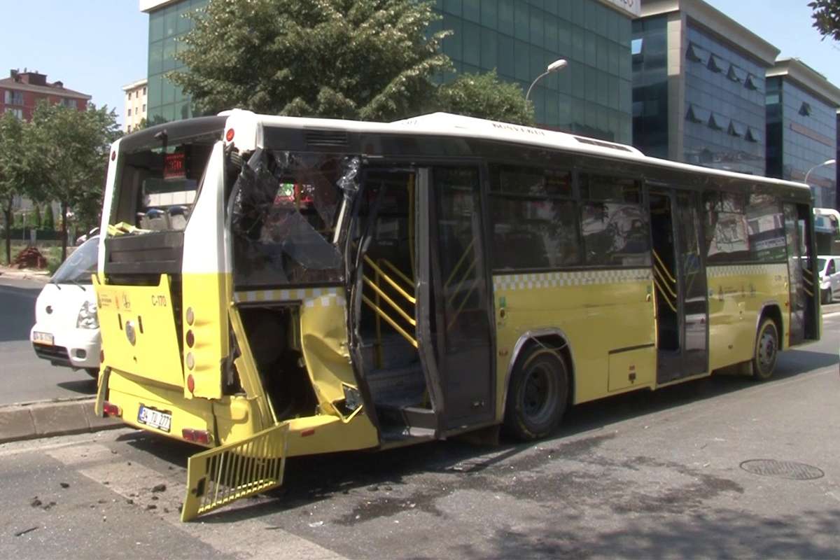 Ümraniye'de özel halk otobüsü ile kamyon çarpıştı!