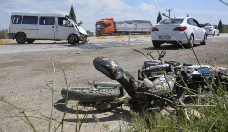 Uşak'ta minibüsle çarpışan motosikletin 11 yaşındaki sürücüsü hayatını kaybetti