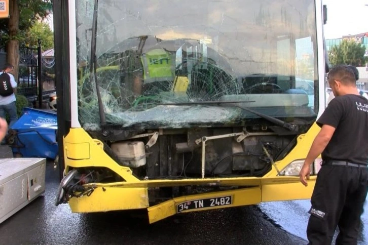 Üsküdar’da İETT otobüsü kaza yaptı, otobüsün boş olması faciayı önledi