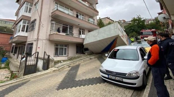 Üsküdar’da kayan kamyonet önce taksiye sonra binaya çarptı