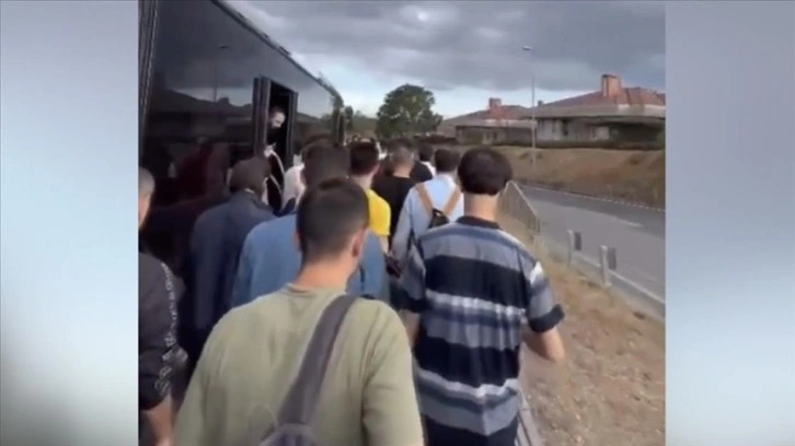 Üsküdar'da metrobüs arızası nedeniyle yolcular zor anlar yaşadı
