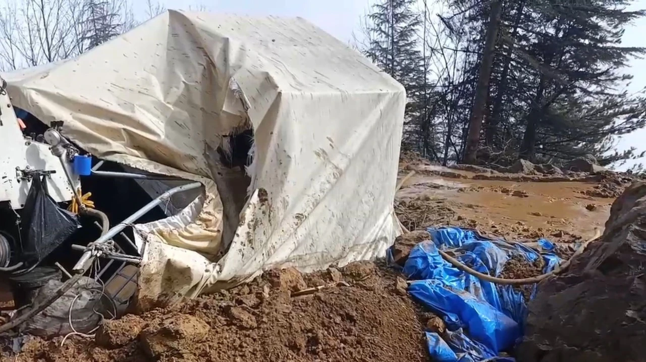 &Uuml;zerine kaya d&uuml;şen iş&ccedil;i &ouml;ld&uuml;