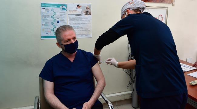 Vali  Gül, Kovid-19 aşısını yaptırdı