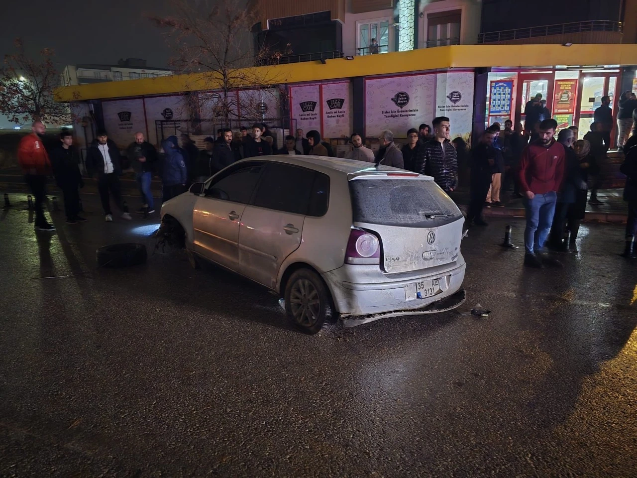 Yağış sonrası &ccedil;&ouml;ken yol kazaya neden oldu: 3 yaralı