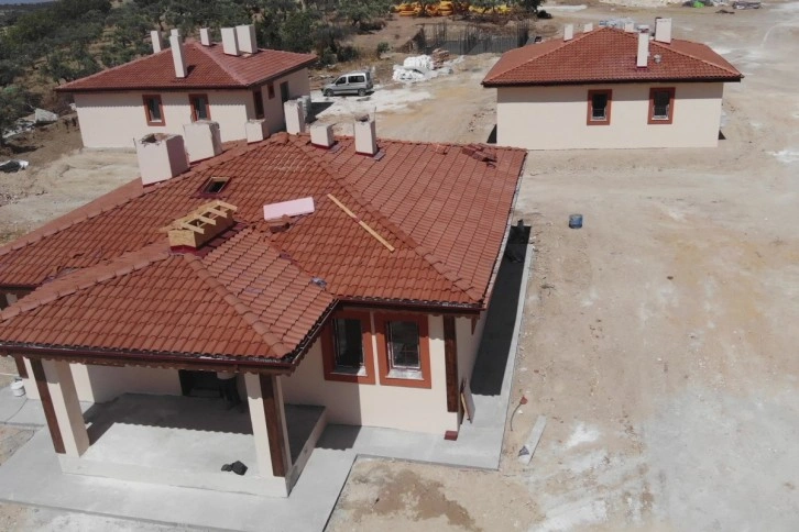Yapımı tamamlanan 3 köy evini gezen depremzede: 'İnanmadın, geldim gözümle gördüm'