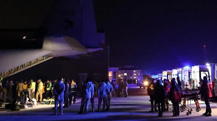 Yaralı depremzedeler Norveç ambulans uçağıyla İstanbul'a getirildi