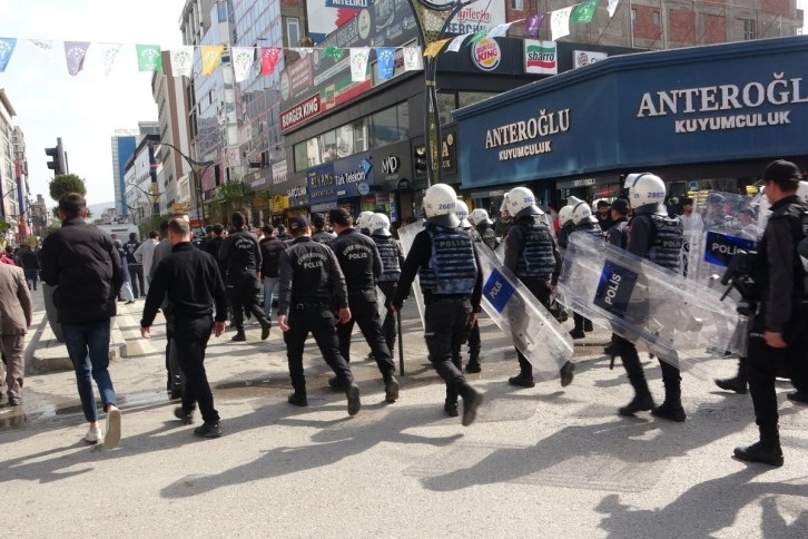 Yeşil Sol Parti mitinginde polise taş attılar: 10 gözaltı