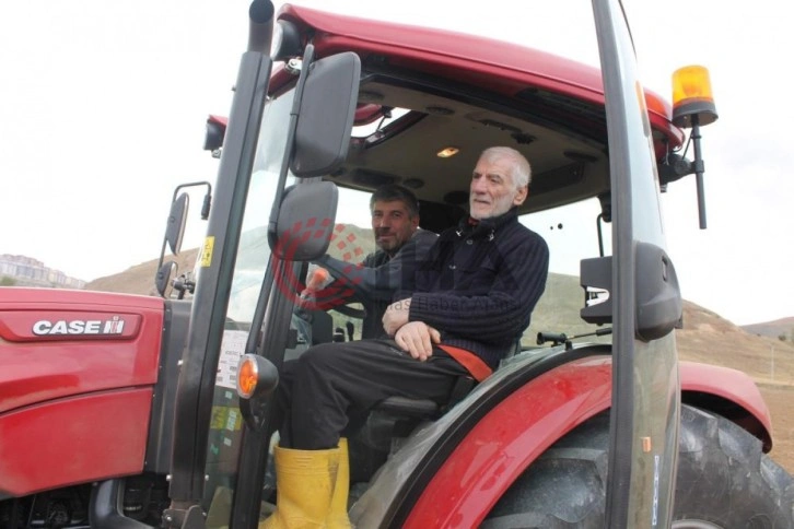 Yıllarca öğrenci yetiştiren eğitimci, emekli olduktan sonra sebze ve tahıl yetiştirmeye başladı