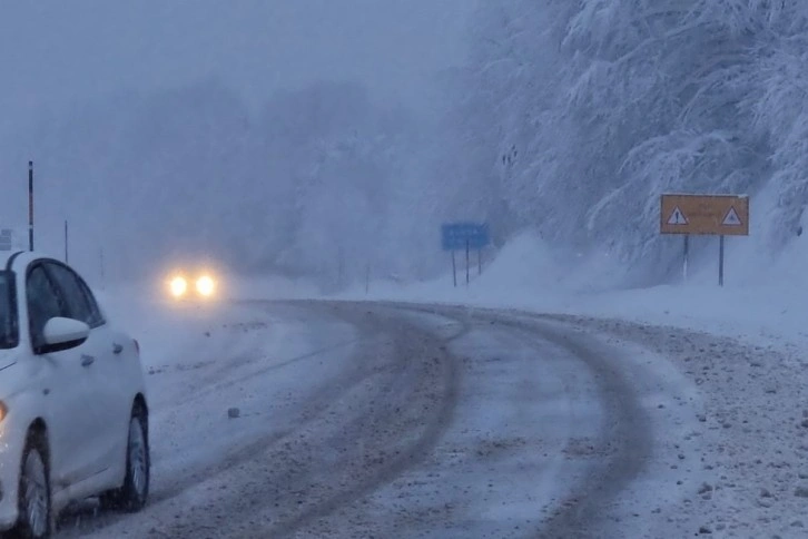 Yoğun kar yağışı, Kocayayla Geçidi'nde sürücülere zor anlar yaşatıyor