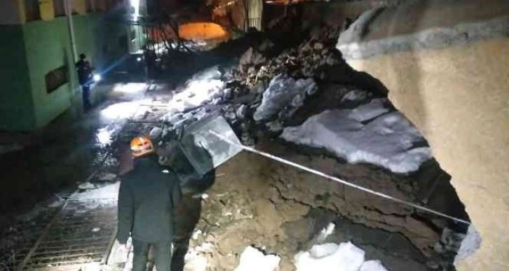 Yoğun kar yağışı nedeniyle okulun istinat duvarı çöktü - Gaziantep Haberler  - Gaziantep Son Dakika Olay Haber | Mega Haber 27