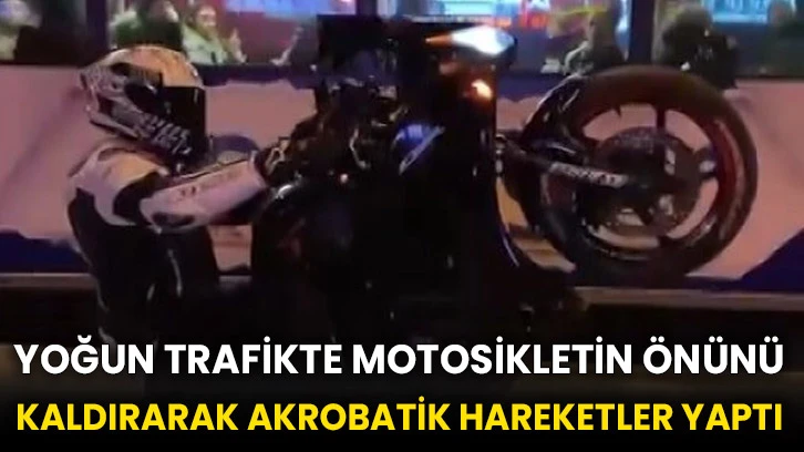 Yoğun trafikte motosikletin önünü kaldırarak akrobatik hareketler yaptı