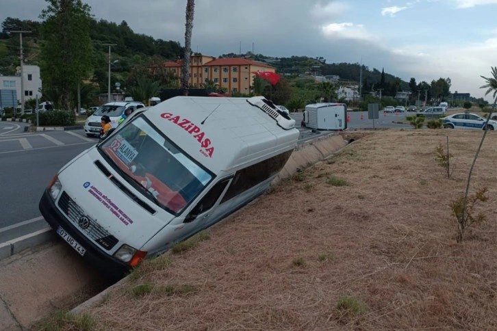 Yolcu minibüsüyle kamyonet çarpıştı: 9 yaralı
