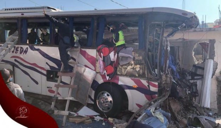 Yolcu otobüsü eve çarptı: 19 ölü, 30 yaralı