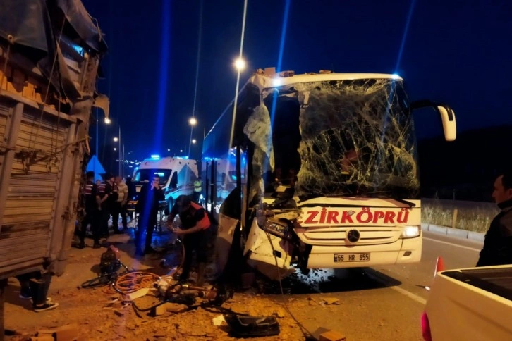 Yolcu otobüsü tuğla yüklü tıra çarptı:1 ölü, 9 yaralı