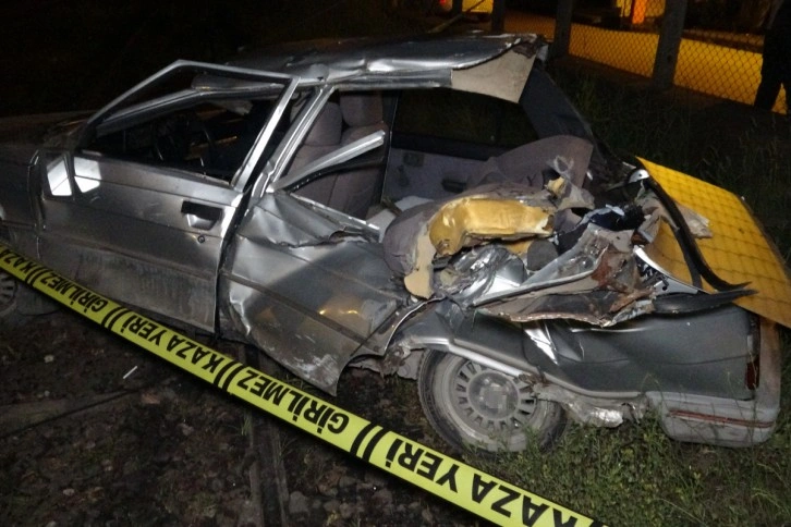 Yolcu treni hemzemin geçitte otomobile çarptı