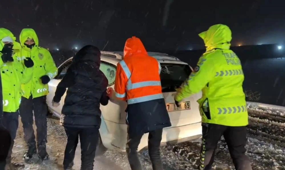 Yolda kalanların yardımına polis ve jandarma yetişti