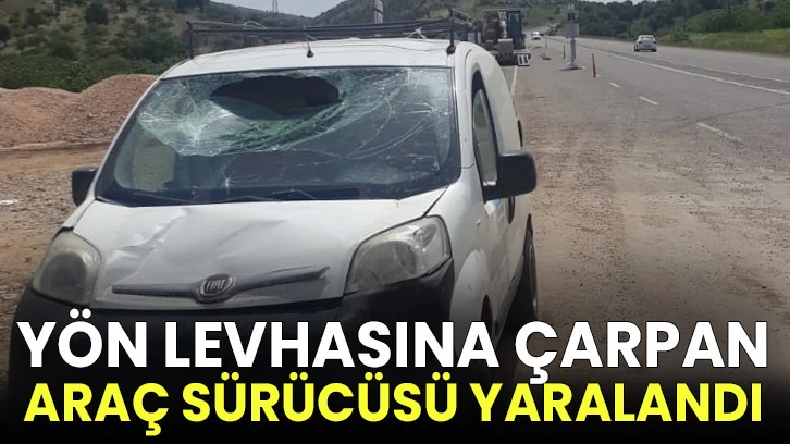 Yön levhasına çarpan araç sürücüsü yaralandı