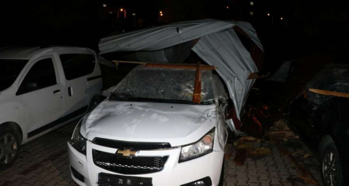 Yozgat'ta etkili olan fırtına çatıları uçurdu, çok sayıda araca hasar verdi