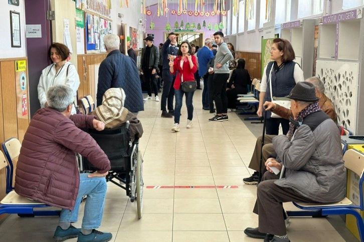 Yürüme zorluklarına rağmen erkenden oylarını kullandılar