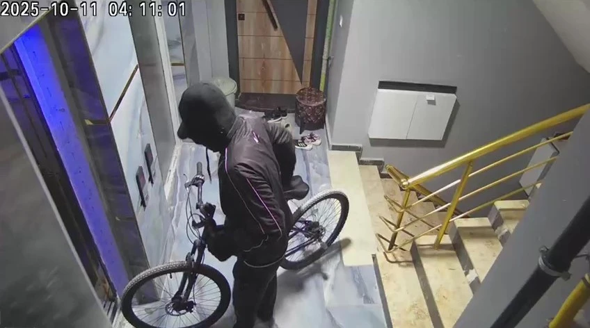 Yüzü maskeli bisiklet hırsızı kameraya yakalandı