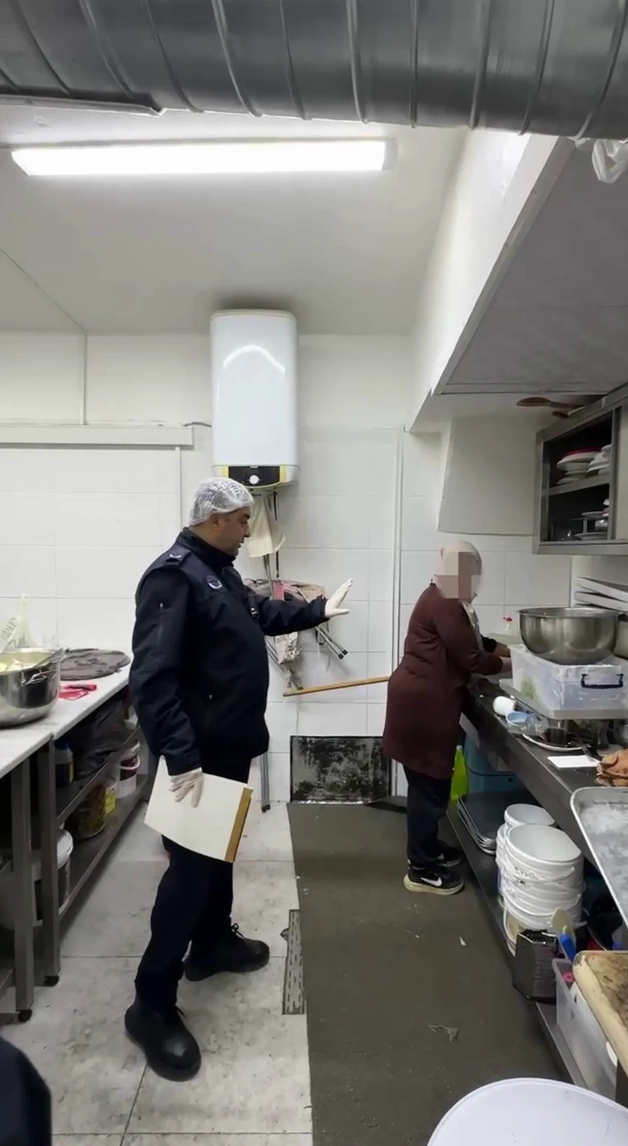 Zabıtalardan Şok Denetim: Yemek Pişen Tezgahta Kirli Paspas Temizliği!