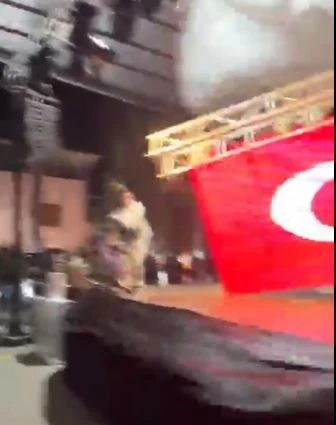 Zeybek oynamak i&ccedil;in sahneye &ccedil;ıkan belediye başkanı saniyelerle kurtuldu...