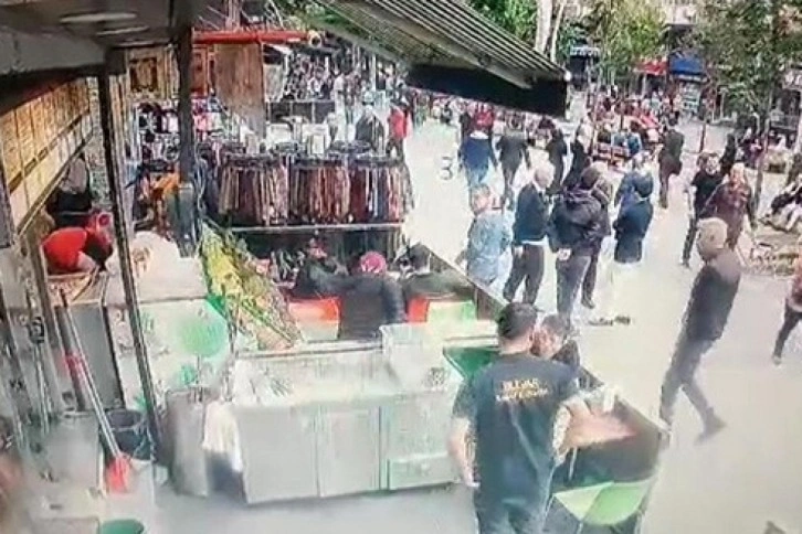 Zeytinburnu'da dehşet anları kamerada: Husumetlisini yanına çağırıp ateş açtı