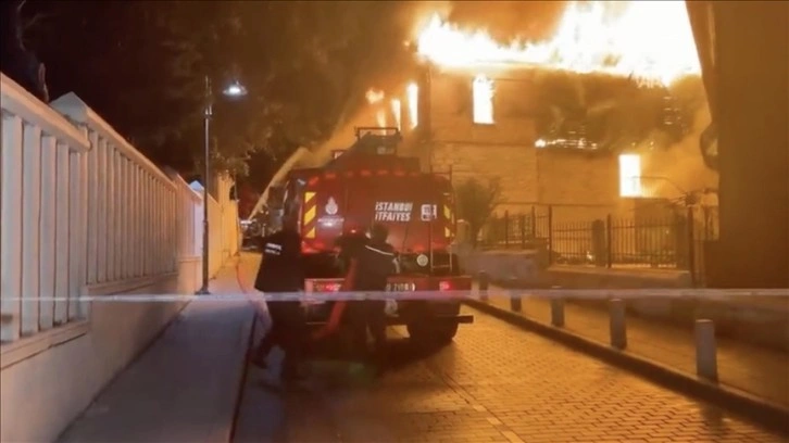Zeytinburnu'nda tarihi fırında çıkan yangına itfaiye ekipleri müdahale ediyor