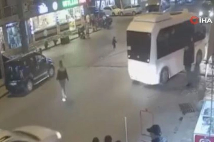 Zeytinburnu’nda yola atlayan kız çocuğunu ezilmekten bekçiler kurtardı...O anlar kamerada